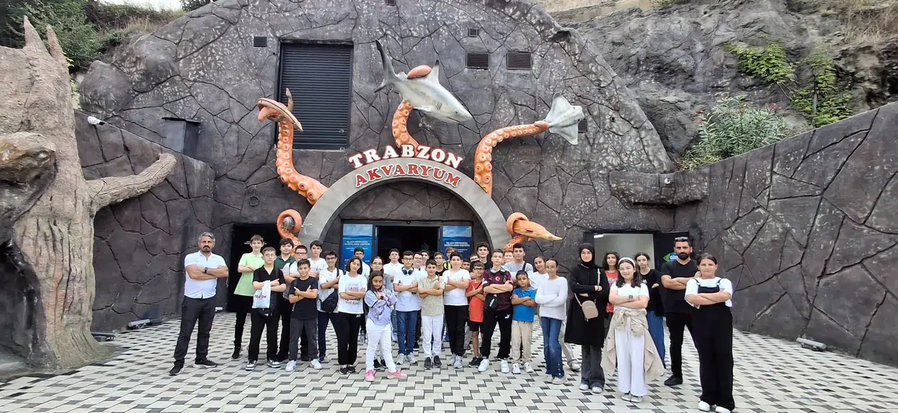 Bayburt Öğrencileri Trabzon'da Bilim ve Eğlence Dolu Motivasyon Gezisi Gerçekleştirdi