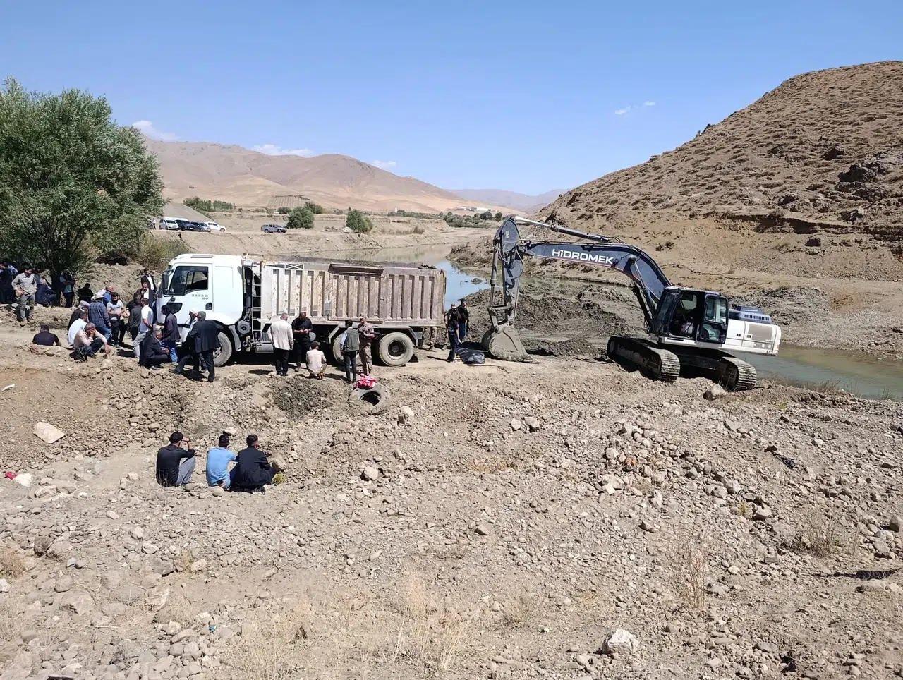 Yüksekova'da iş makinesi bakımında genç hayatını kaybetti, kamyon şoförü aranıyor