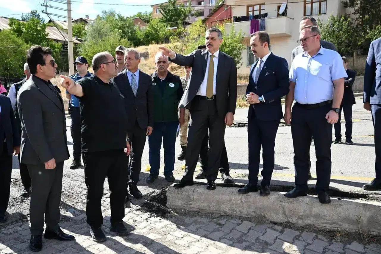 İspir'de Heyelan Panik Yarattı, Vali Çiftçi Koordinasyon Toplantısı Düzenledi