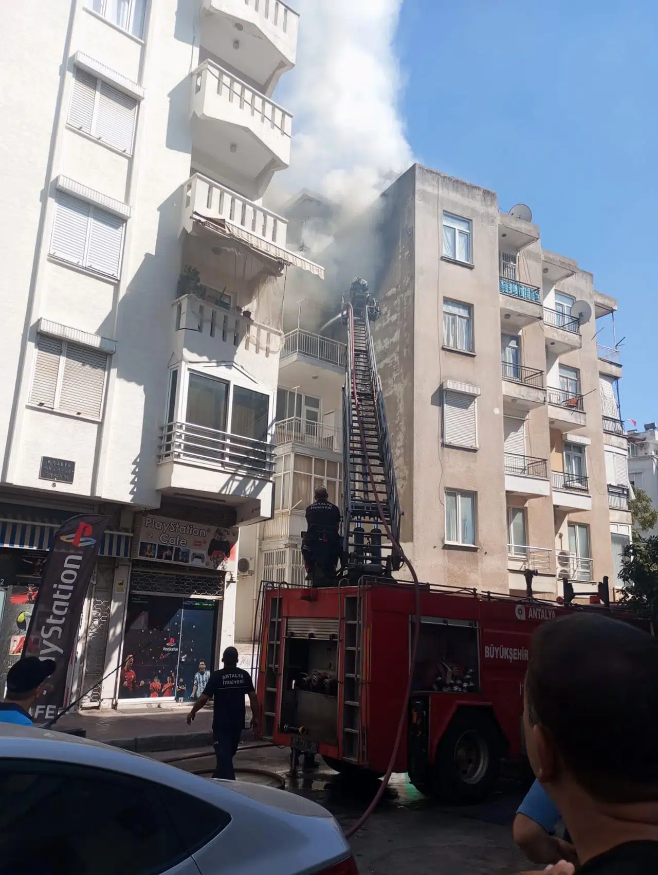 Antalya'da apartmanda çıkan yangında kiracı kadın yaralandı, itfaiye zamanında müdahale etti