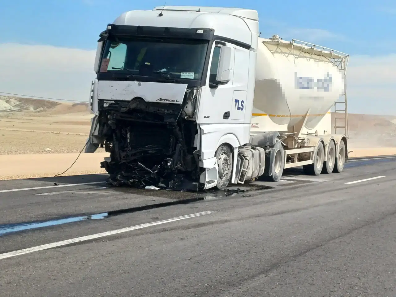 Nallıhan'da TIR ile çarpışan otomobildeki sürücü yanarak hayatını kaybetti