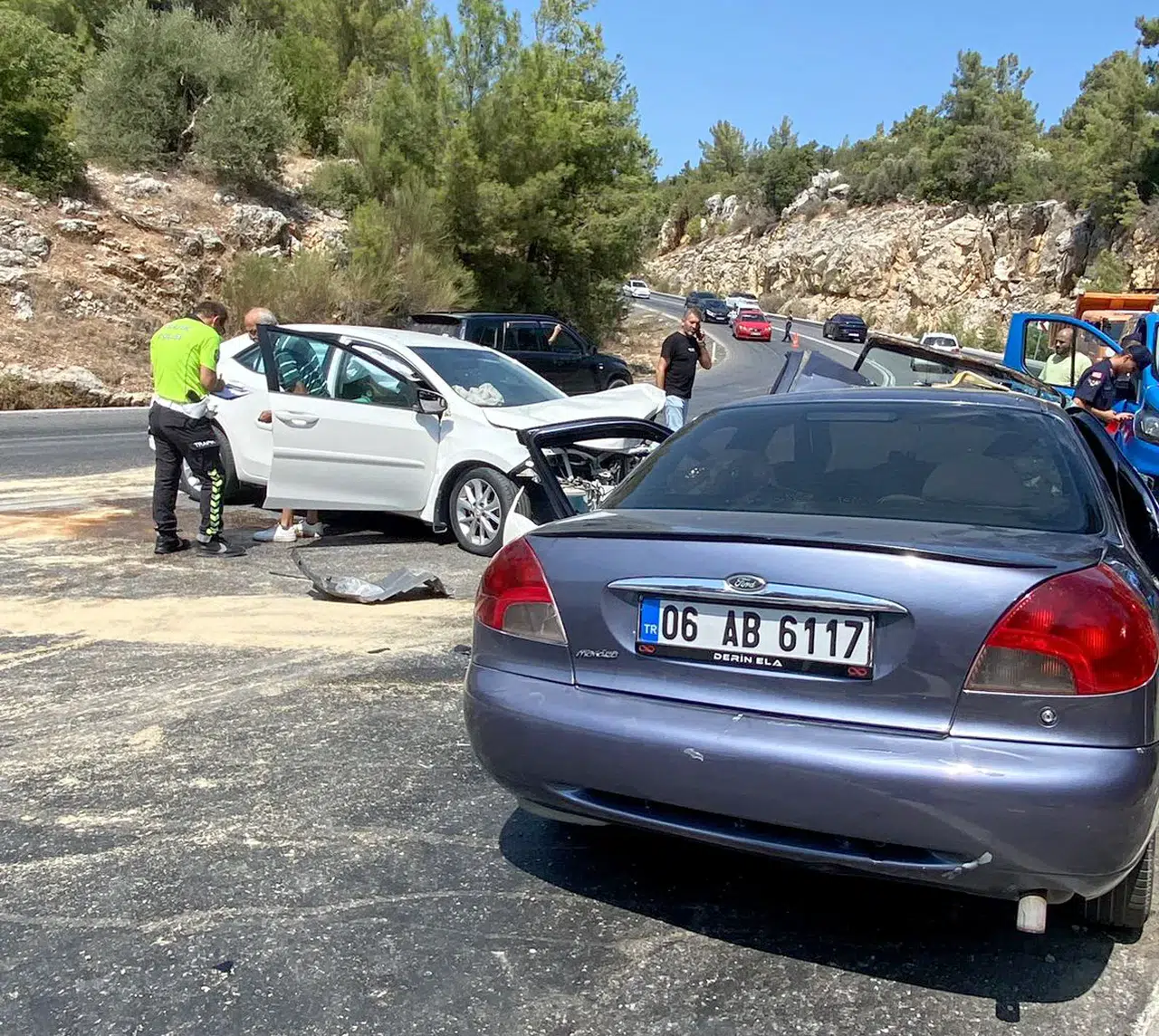 Akseki'de korkunç kaza: 8 yaralı, bir kişi itfaiye ile kurtarıldı