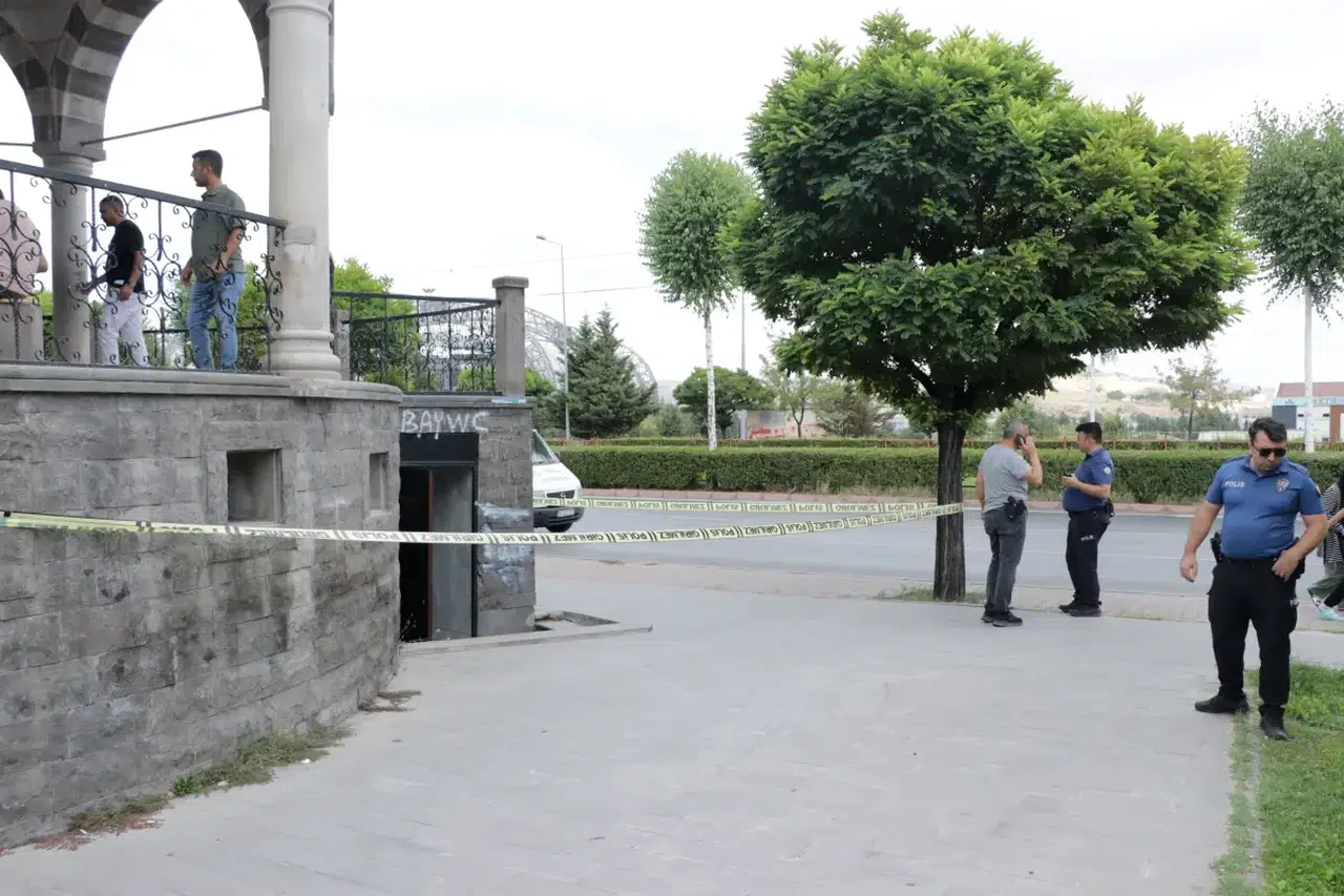 Cami Tuvaletinde Çıkan Kavga Kanlı Bitti: Bıçakla Yaralı!