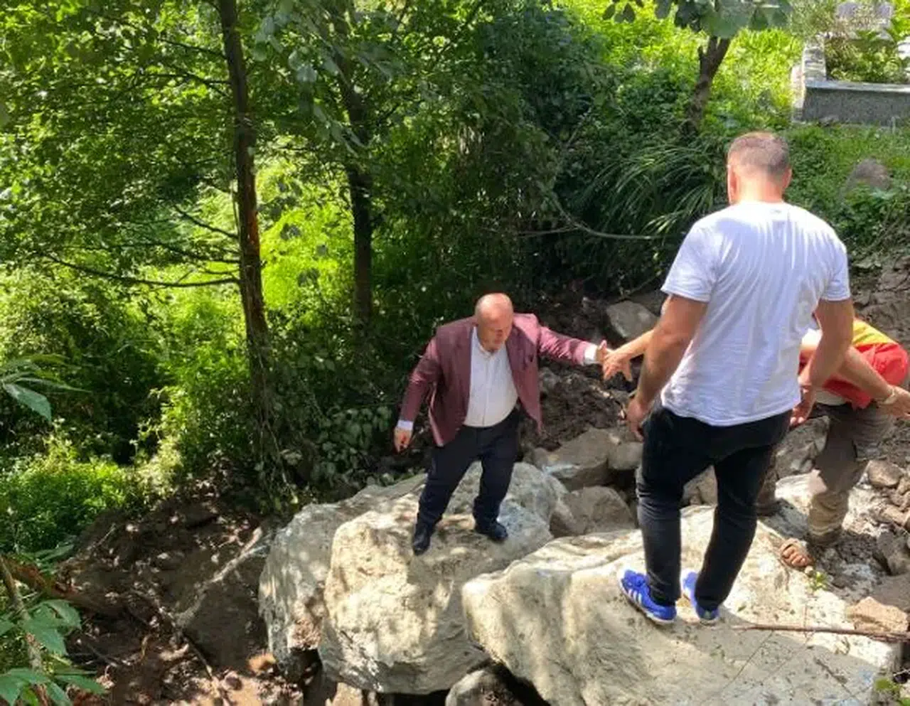 Çayeli Belediye Başkanı Çiftçi, projeleri yerinde inceleyerek halkla iletişimi güçlendiriyor