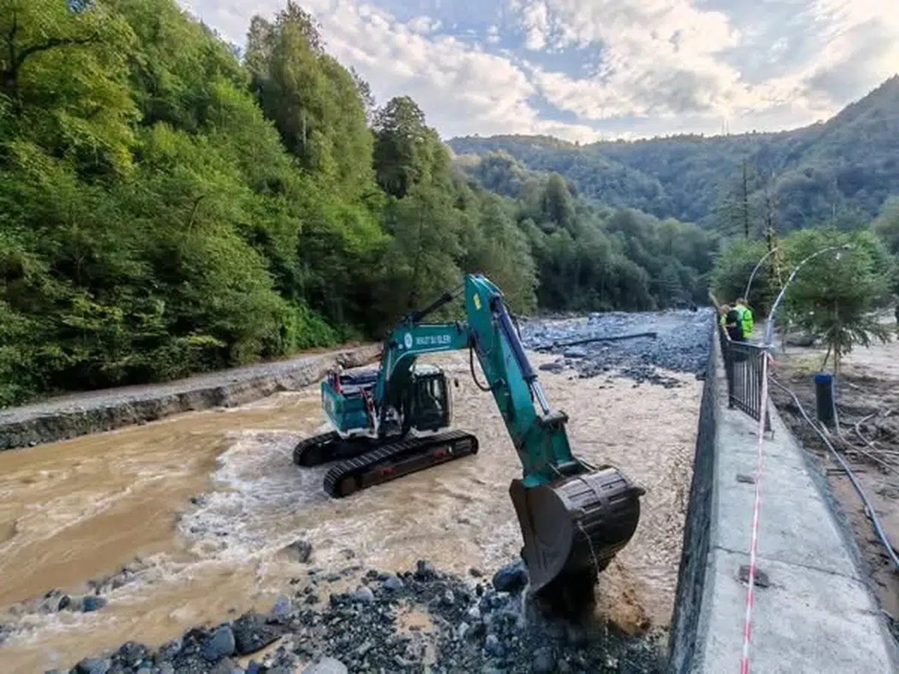 Rize'de kuvvetli yağışlar sonrası sel riski, DSİ ekipleri canla başla çalışıyor