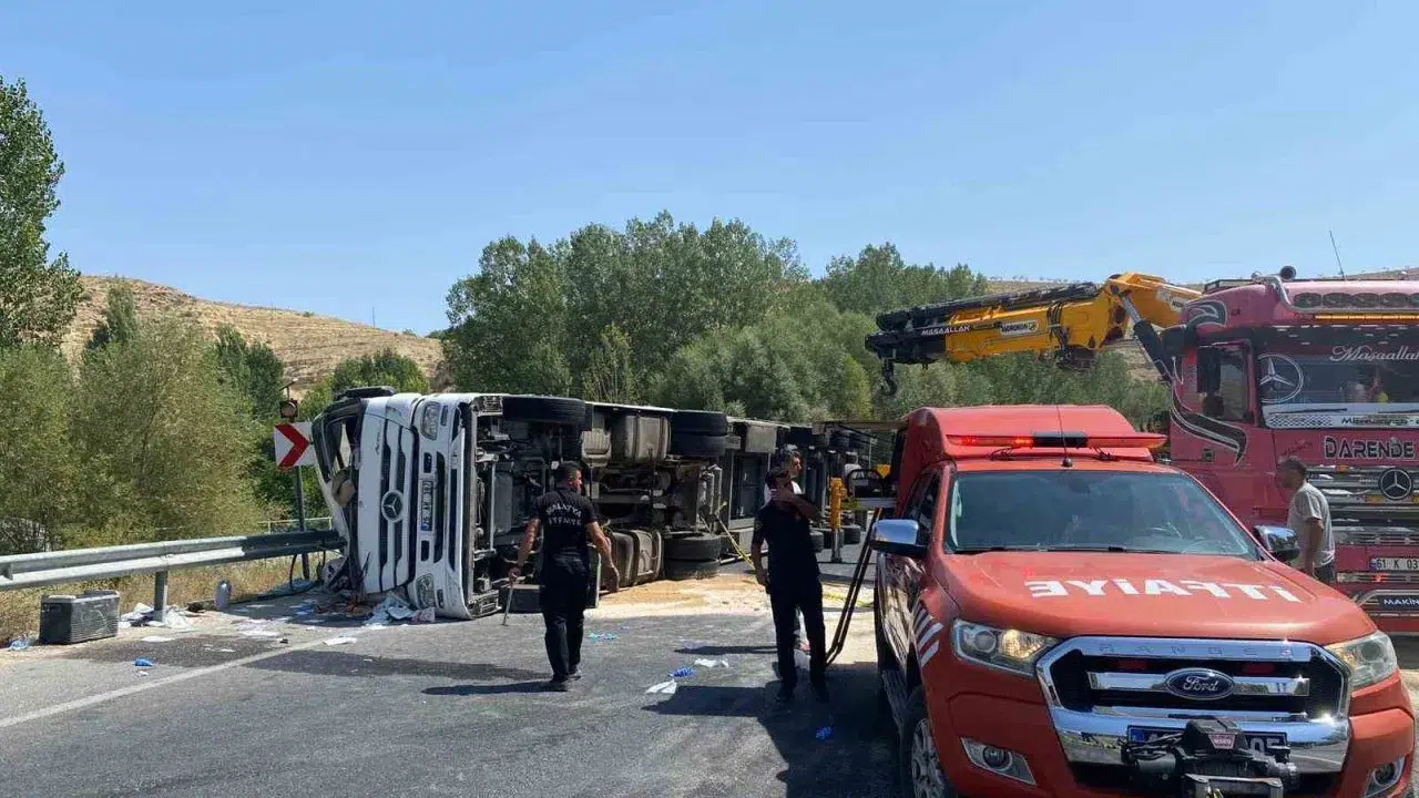Malatya'da TIR Devrildi: Sürücü Ağır Yaralı!
