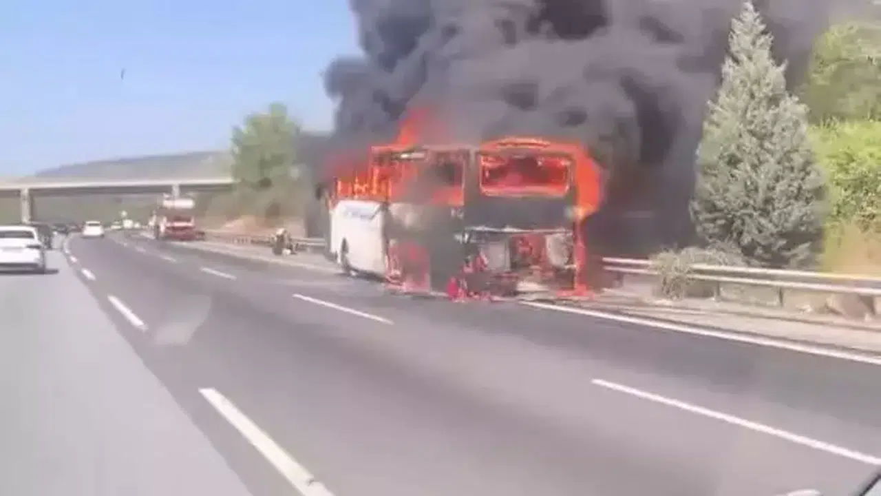 Tarsus'ta yolcu otobüsü alev aldı, 9 kişi tahliye edildi ve yangın kontrol altına alındı