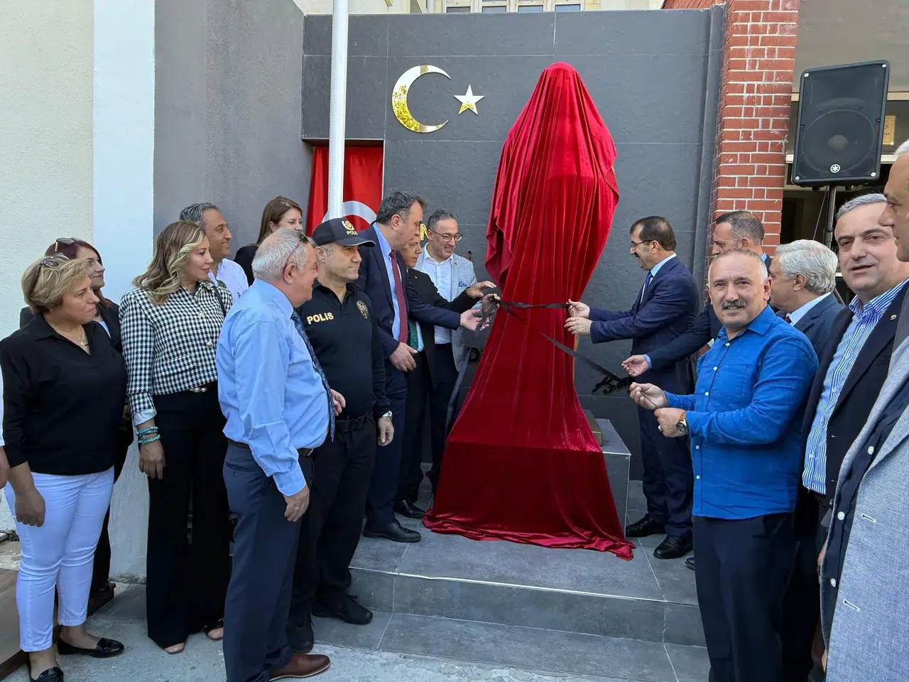 Artvin'de Atatürk büstü yenilendi, okul bahçesi modern bir alana dönüştü!