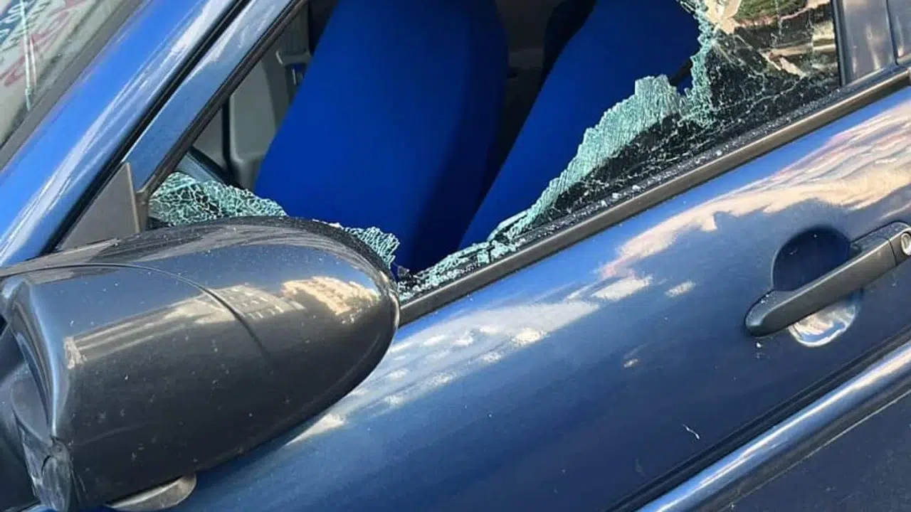 İlkadım'da park halindeki otomobile cam kırarak kaçan şüpheli aranıyor