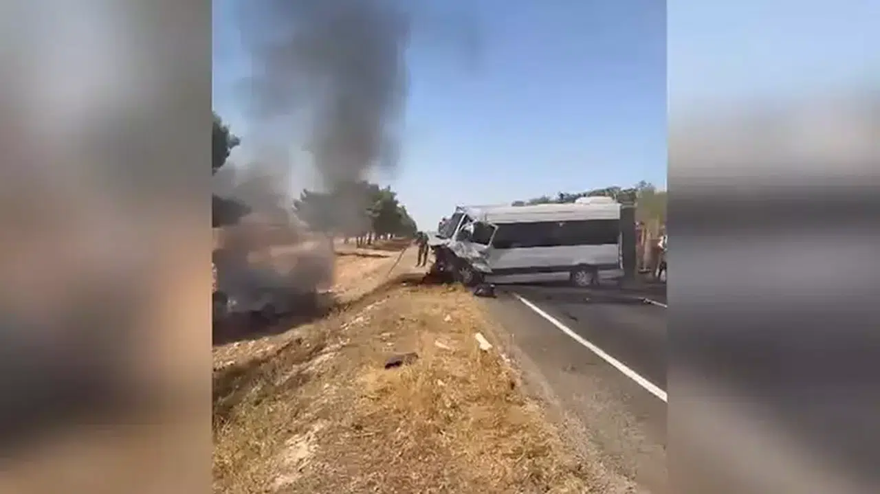 Ceylanpınar'da otomobil ile minibüs çarpıştı: 1 ölü, 14 yaralı