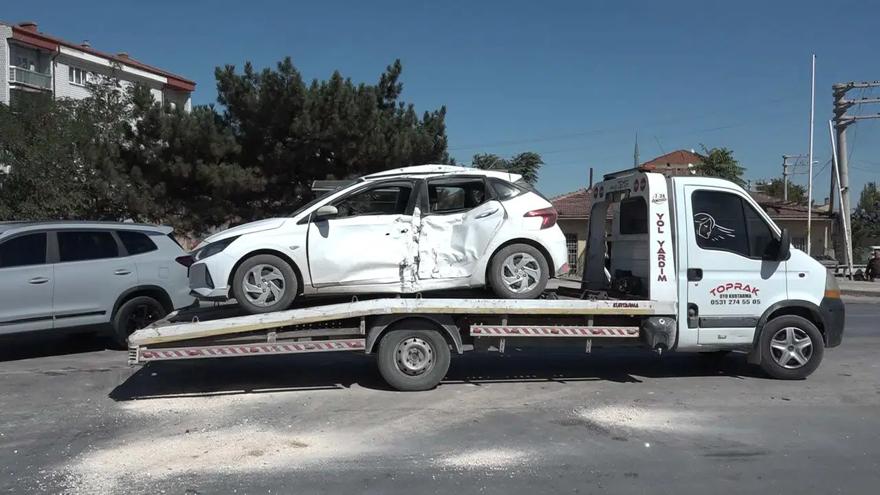 Eskişehir'de motosiklet otomobile çarptı, sürücü ağır yaralandı