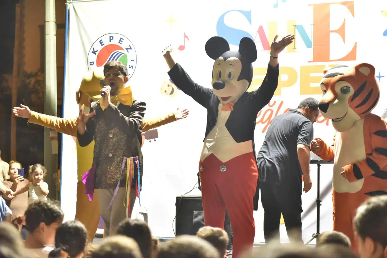 Sahne Kepez, Mehmet Akif Ersoy Mahallesi'ni sanatla buluşturdu, eğlence dolu bir akşam yaşandı!