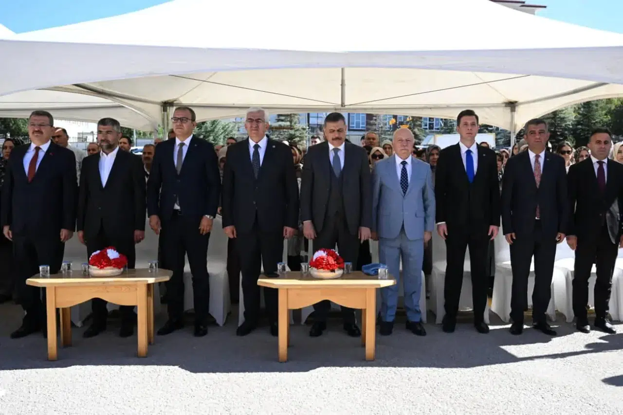 Erzurum'da İlköğretim Haftası coşkuyla kutlandı, eğitim sezonu başarı dilekleriyle başladı