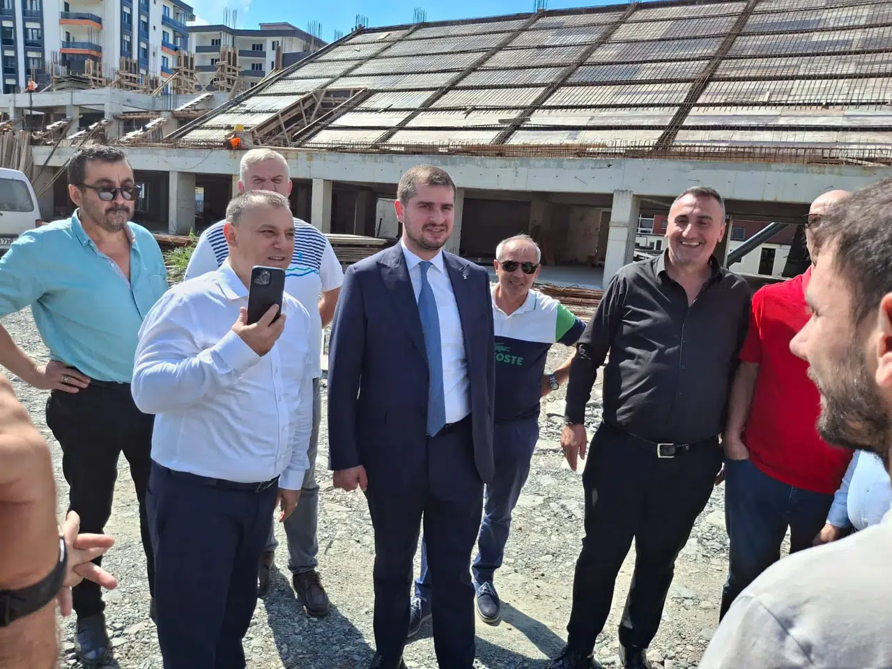 Aydemir, Hopa'da projeleri inceledi, vatandaşlarla bir araya geldi ve taziyelerde bulundu