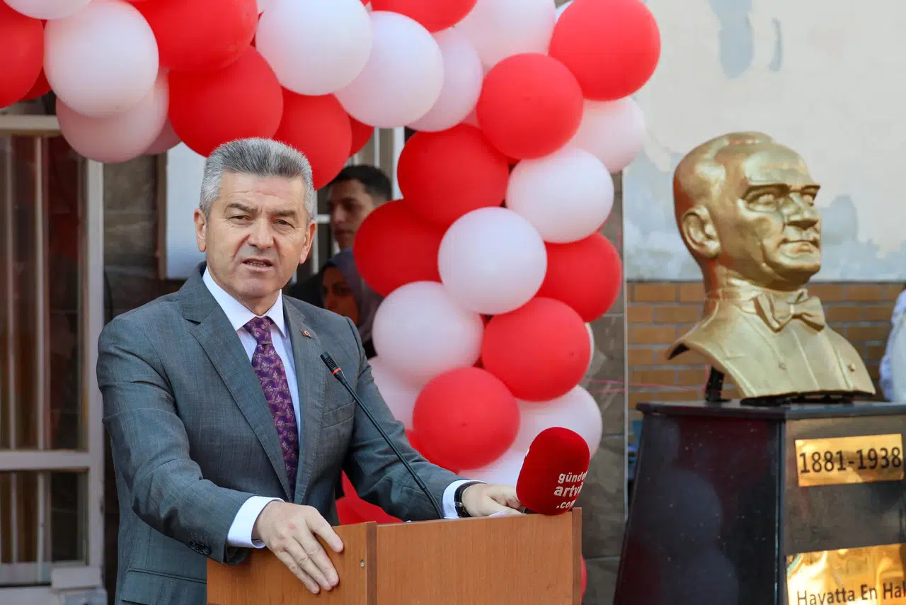 Artvin'de 2025-2026 eğitim yılı coşkulu bir törenle başladı, ilk ders zili Vali tarafından çalındı