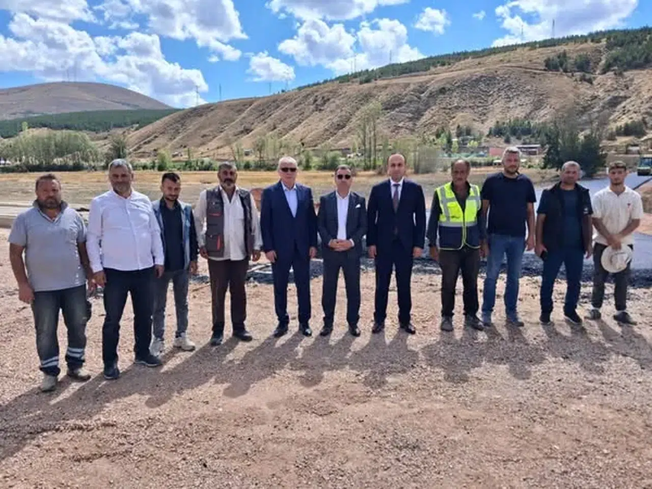 Bayburt'ta asfalt çalışmaları hız kesmeden devam ediyor, yollar modernleşiyor ve güvenli hale geliyor