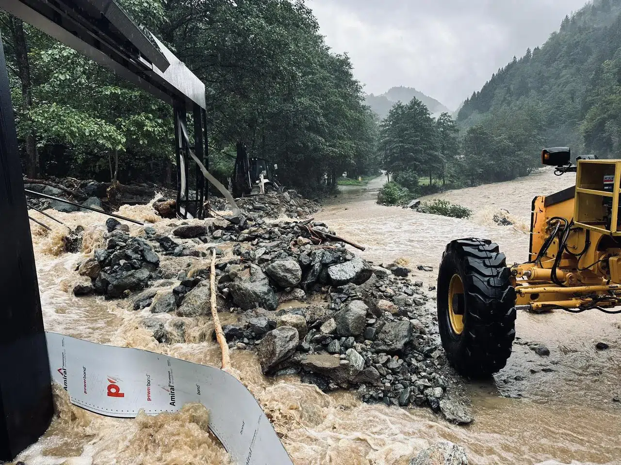 Rize'de Sel ve Heyelanlar: 31 Köy Yolu Kapandı, Çalışmalar Devam Ediyor