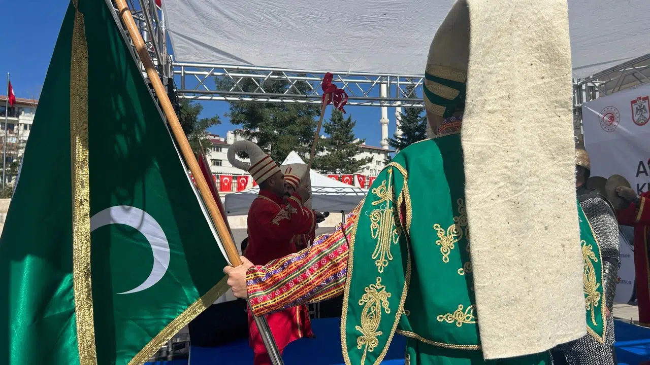 Sivas'ta Ahilik Haftası coşkuyla kutlandı, yılın ahisi ödülünü TSK'ya bağışladı!