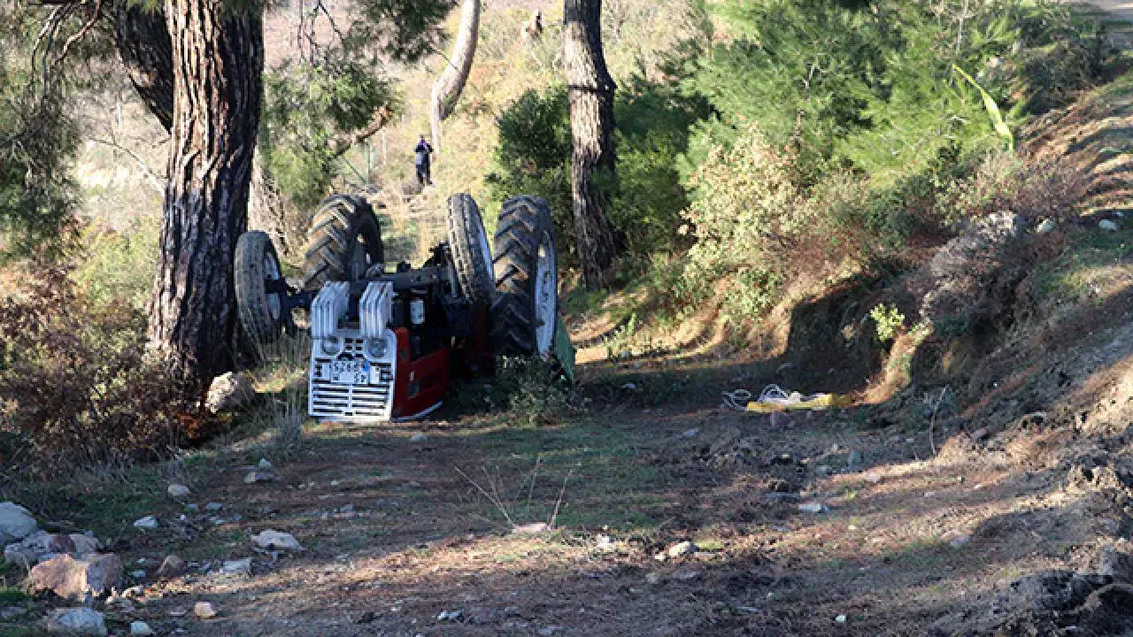 Alaşehir'de devrilen traktörün altında kalan yaşlı sürücü hayatını kaybetti