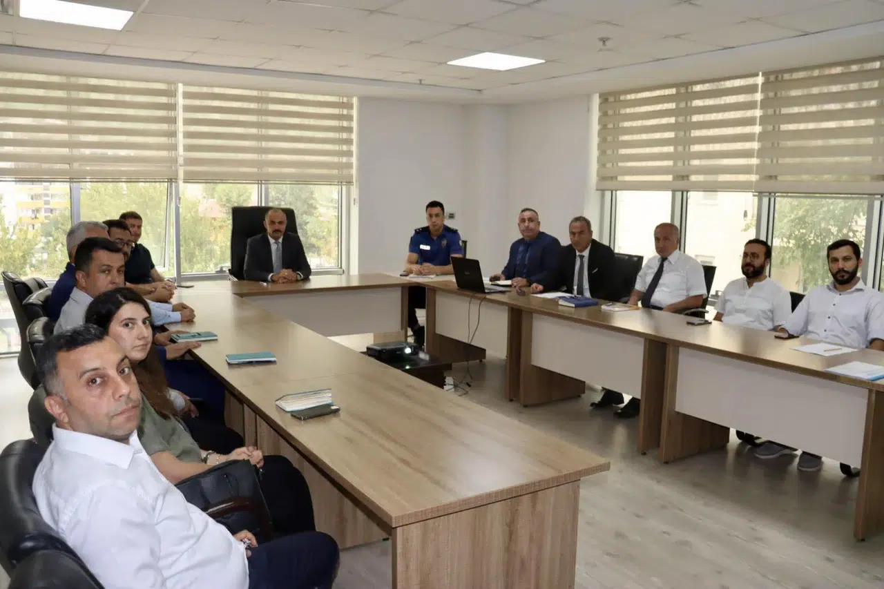 Ardanuç'ta Eğitim Faaliyetlerini Güçlendiren Hayat Boyu Öğrenme Toplantısı Yapıldı