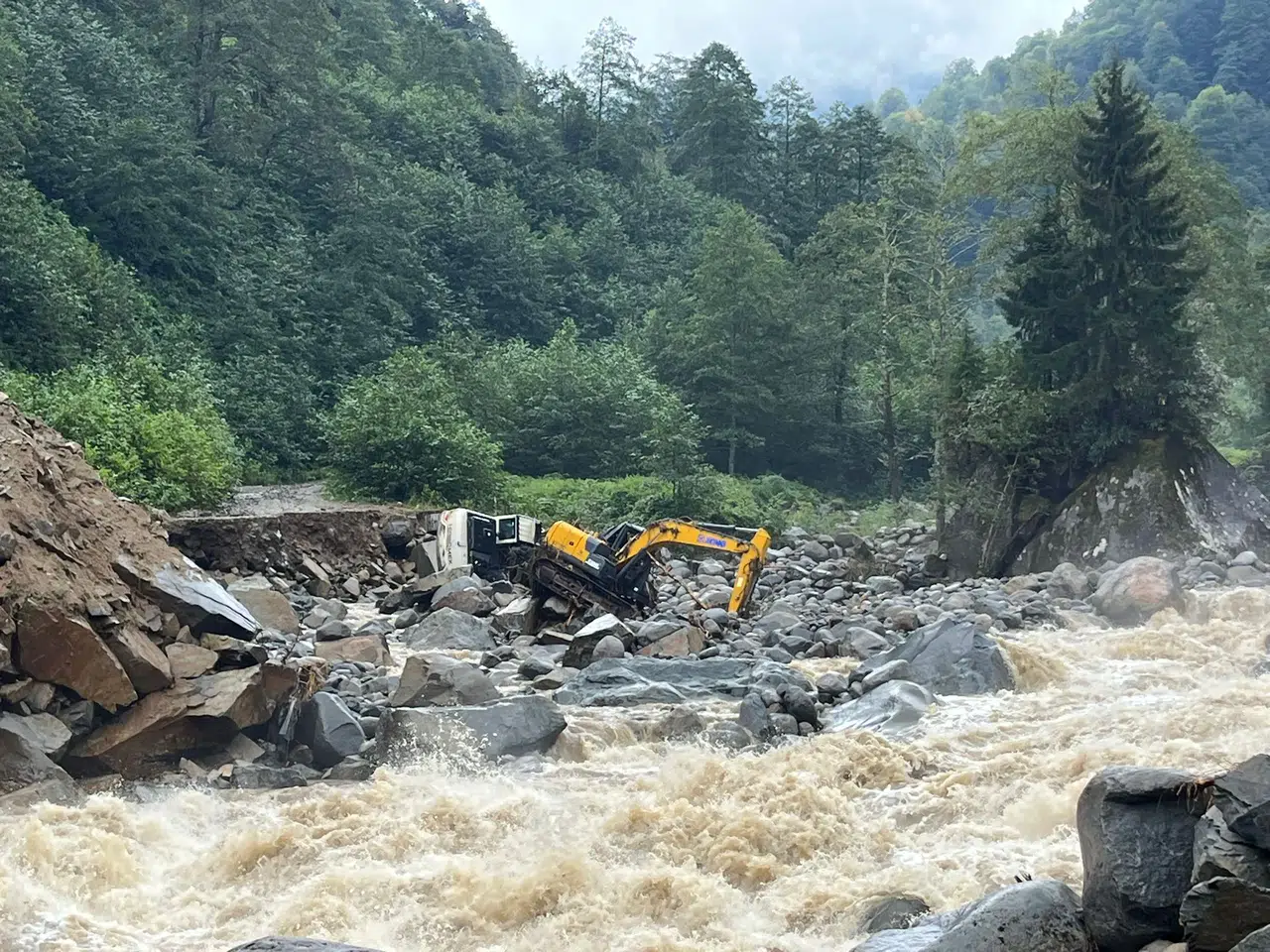 Rize'de Şiddetli Yağışlar Sonucu Sel ve Heyelan Felaketi Başgösterdi