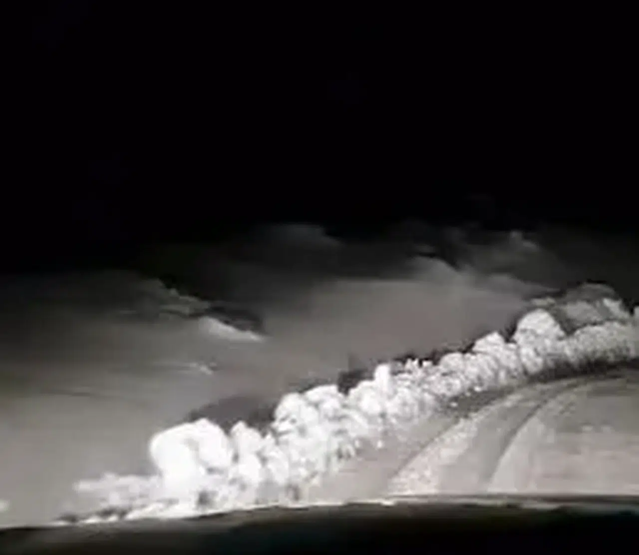 Bayburt'ta yoğun kar yağışı sonrası yollar açıldı, ekipler 24 saat sahada çalışıyor