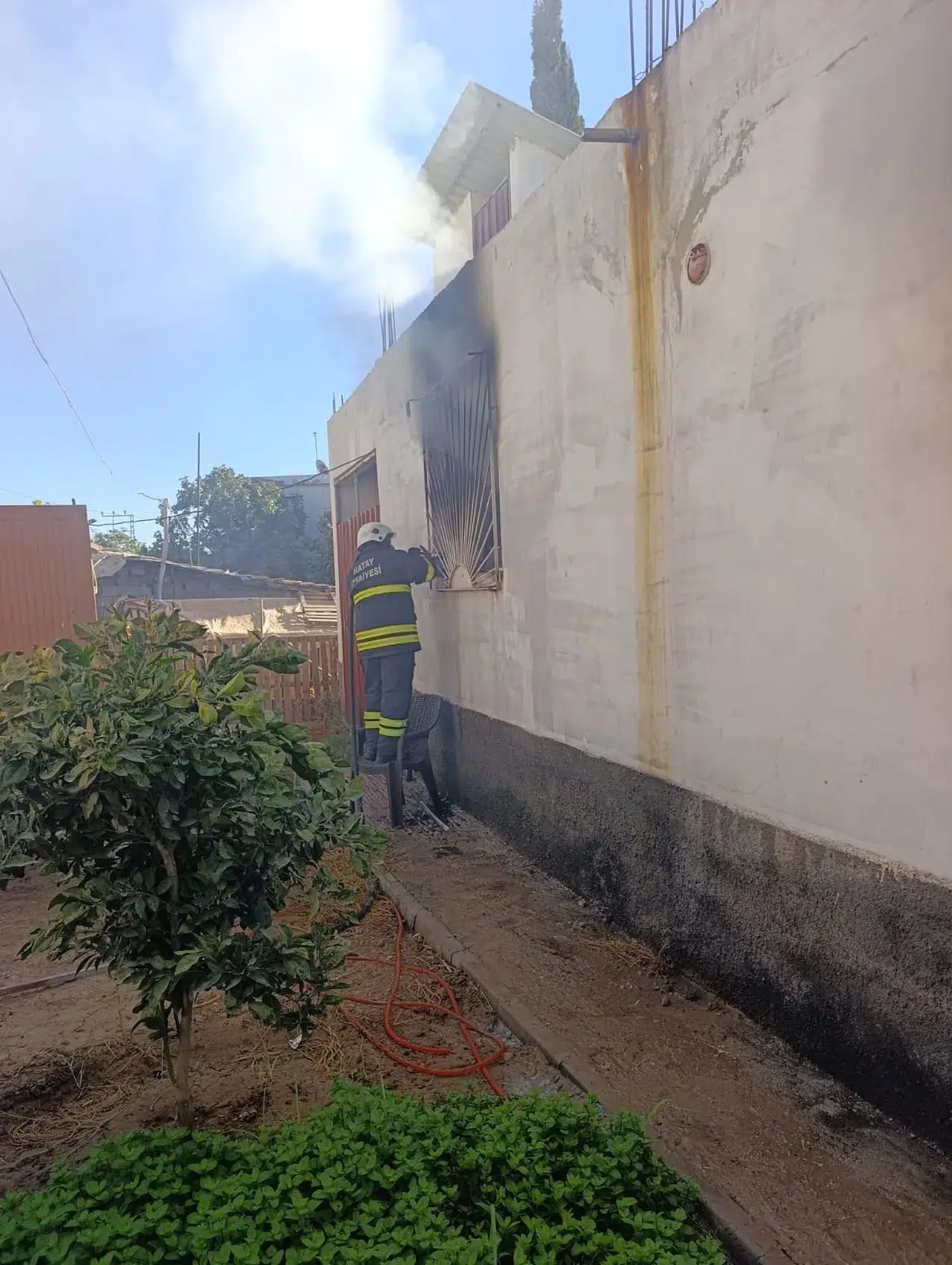 Reyhanlı'da çıkan ev yangını itfaiye ekiplerince söndürüldü, can kaybı yok