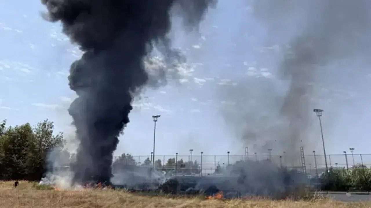 Antalya'da yangın, atıl durumdaki 12 aracı küle çevirdi