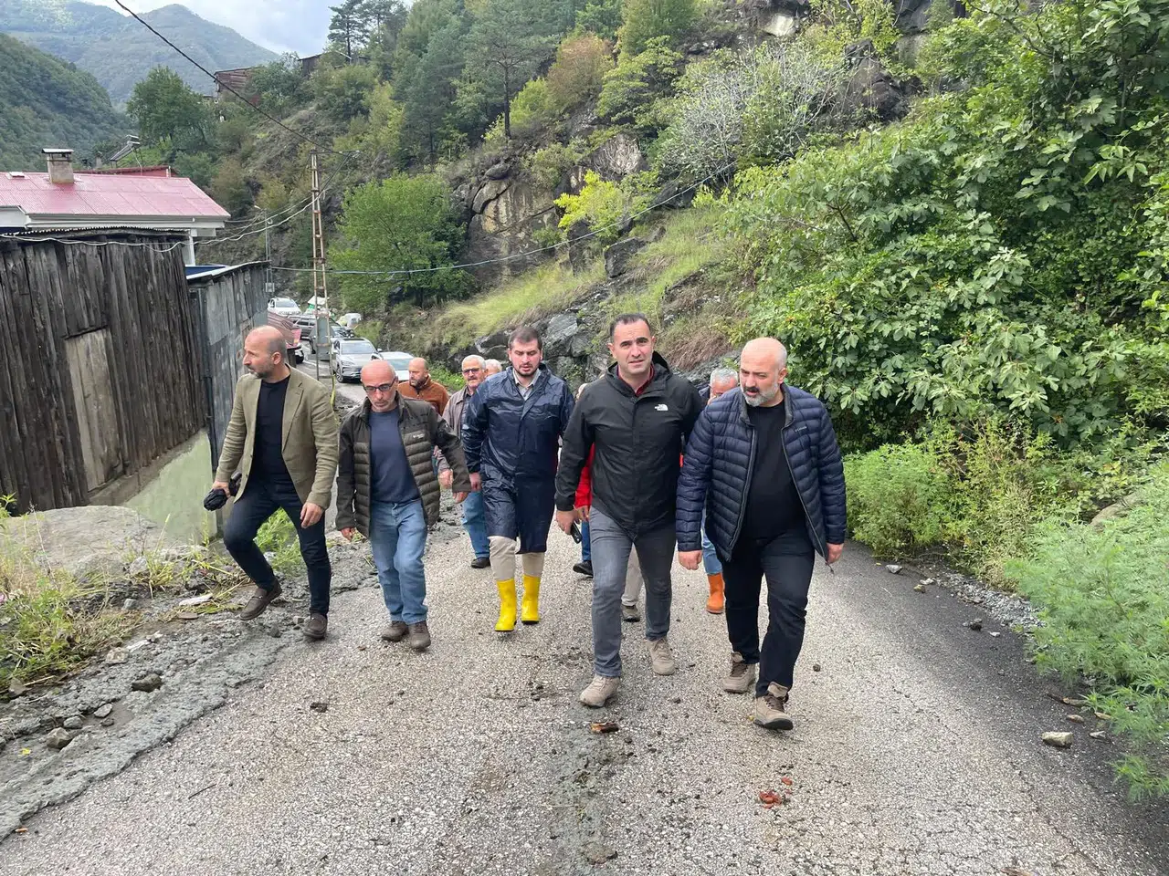 Artvin'deki sel sonrası devlet destekleriyle vatandaşlara moral ziyareti yapıldı