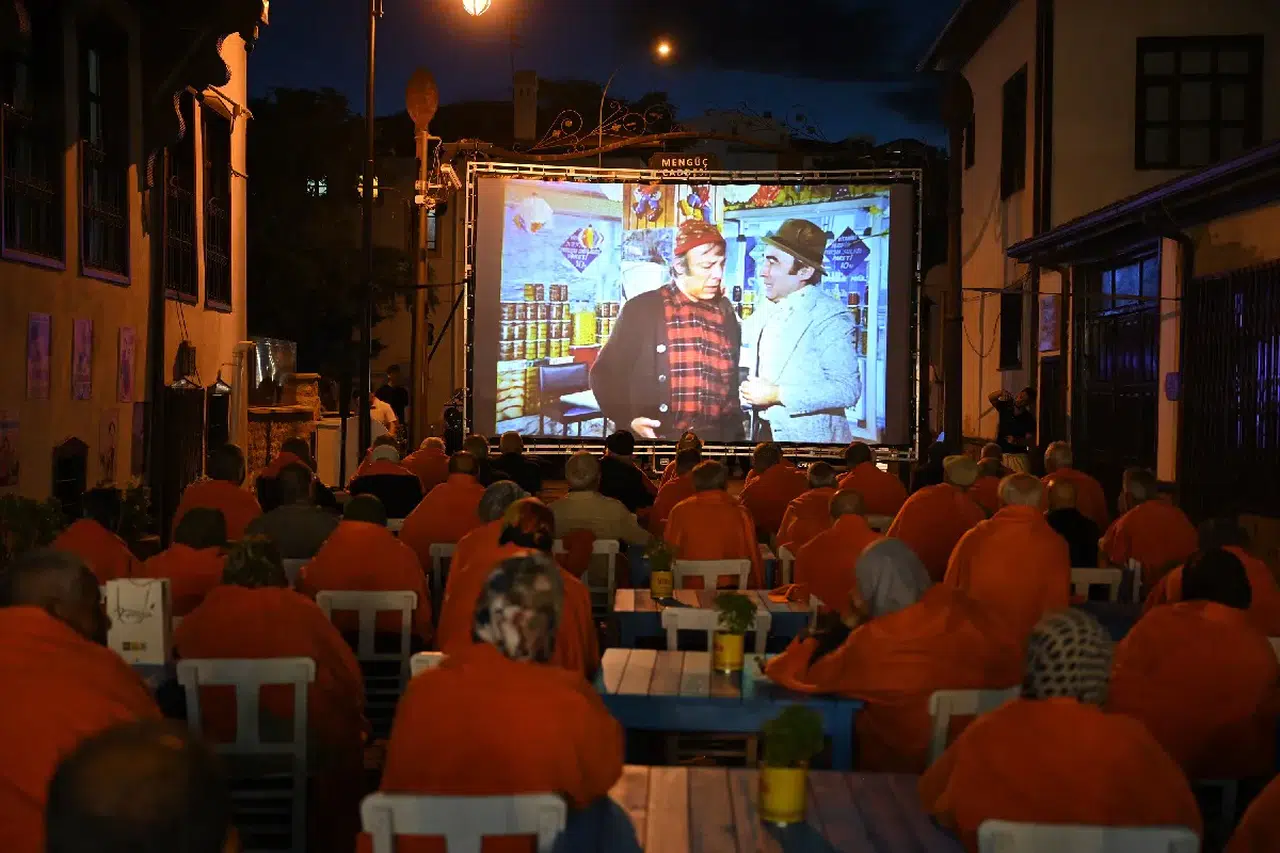 Konya'da huzurevi sakinlerine nostaljik gün: Klasik araçlar ve Türk sineması ile sürpriz etkinlik düzenlendi