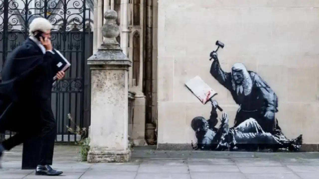 Banksy'den Filistin Temalı İddialı Eser: Yargıç Göstericiyi Saldırıyor!
