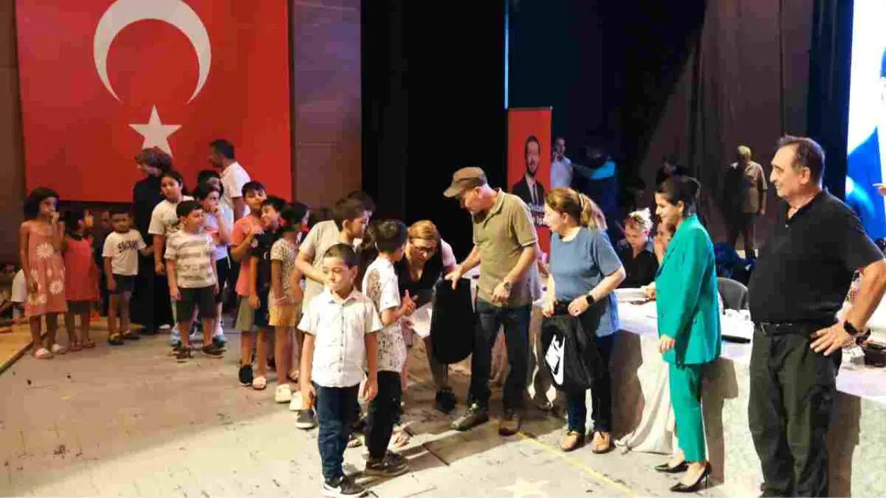 Ceyhan Belediyesi'nden Eğitimde Fırsat Eşitliği Adımı: Bin Öğrenciye Çanta ve Kırtasiye Yardımı Yapıldı!