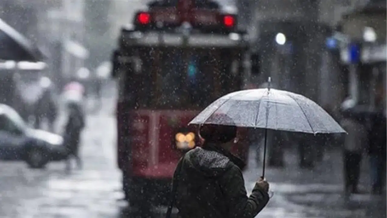 İstanbul'u Vuracak Sağanak Yağış Geliyor! Hava Sıcaklıkları 11 Dereceye Düşecek: 30 Eylül 2025 Hava Durumu Analizi!