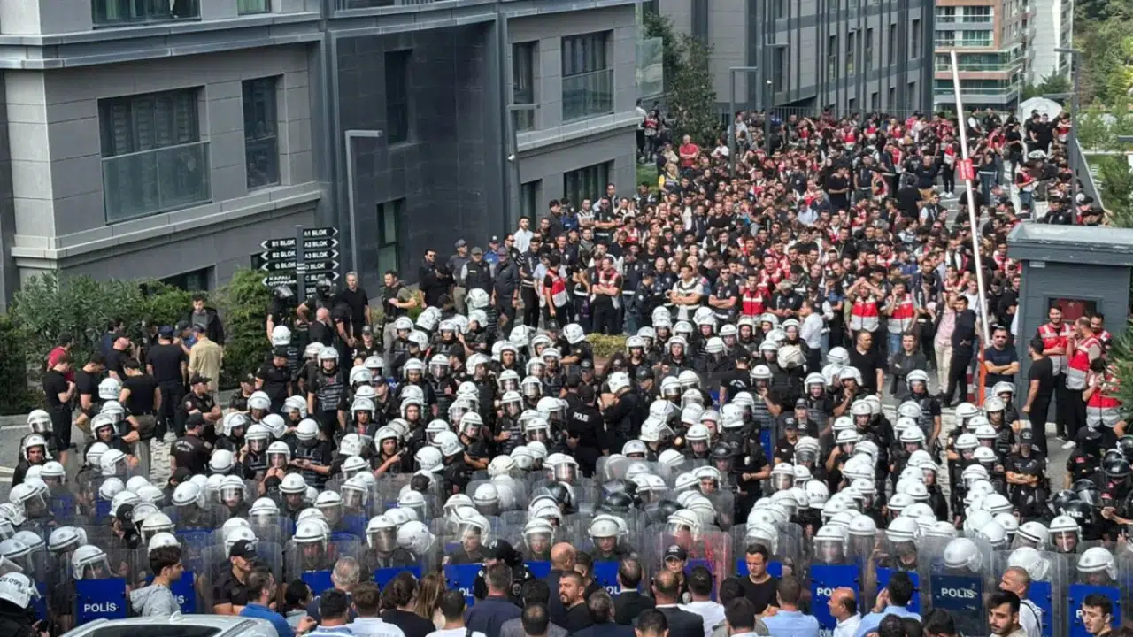 Sosyal Medya Tepkileri Sonrası Kayyum Uygulamasına Karşı Gösteri: Gözaltılar Yaşandı
