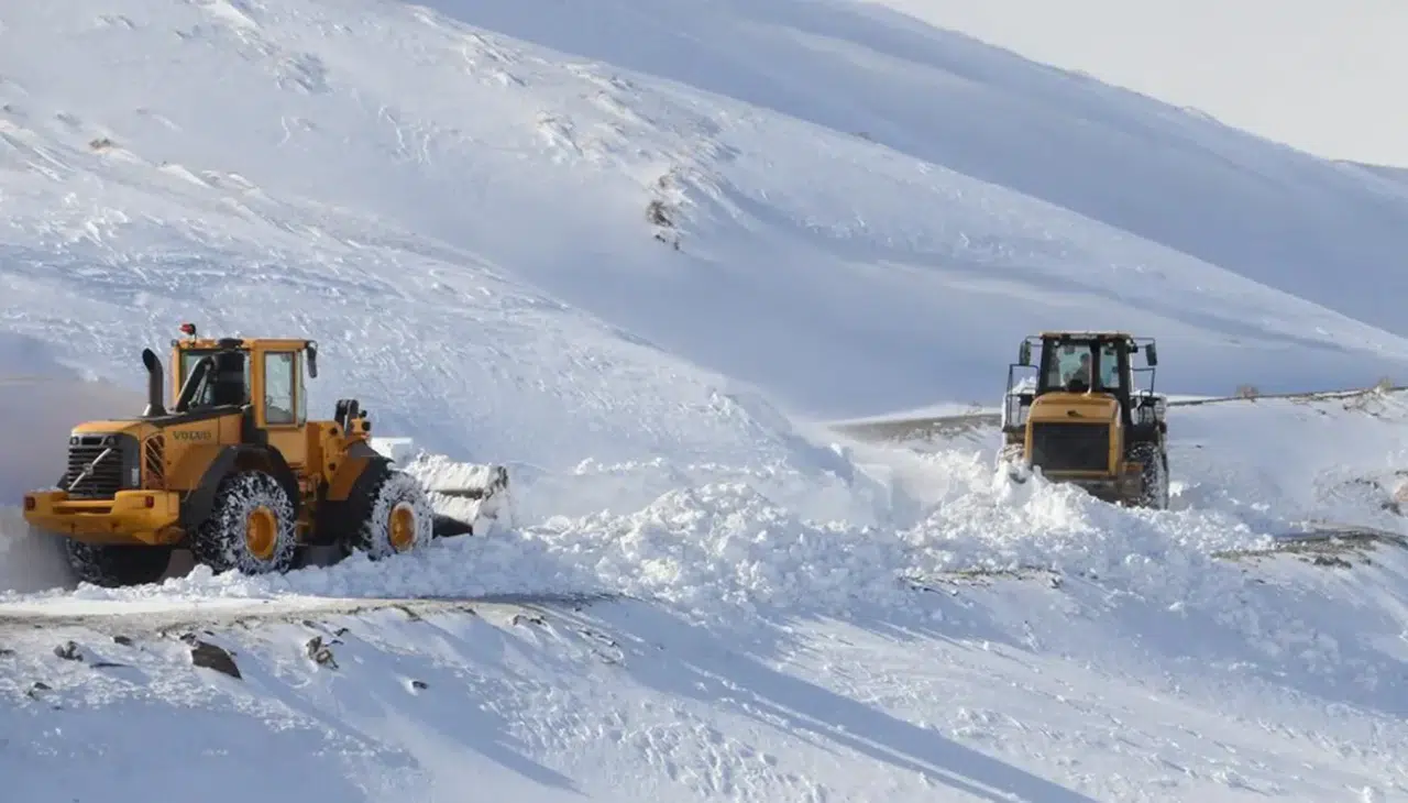 Kar ve tipi yüzünden Van, Hakkari ve Bitlis'te yollar kapandı, açma çalışmaları sürüyor