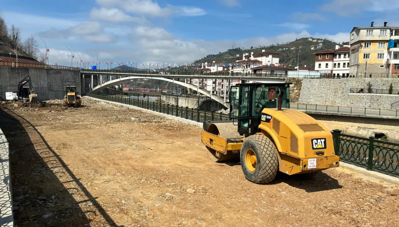 Güneysu’da Yol ve Altyapı Atağı: Park Alanları Düzenleniyor, Heyelan Riskleri Ortadan Kaldırılıyor