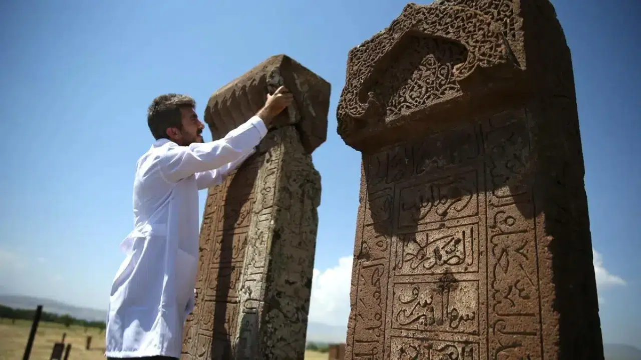 Bitlis'te Tarihi Selçuklu Mezarlığında Şaşırtıcı Yeni Keşifler!