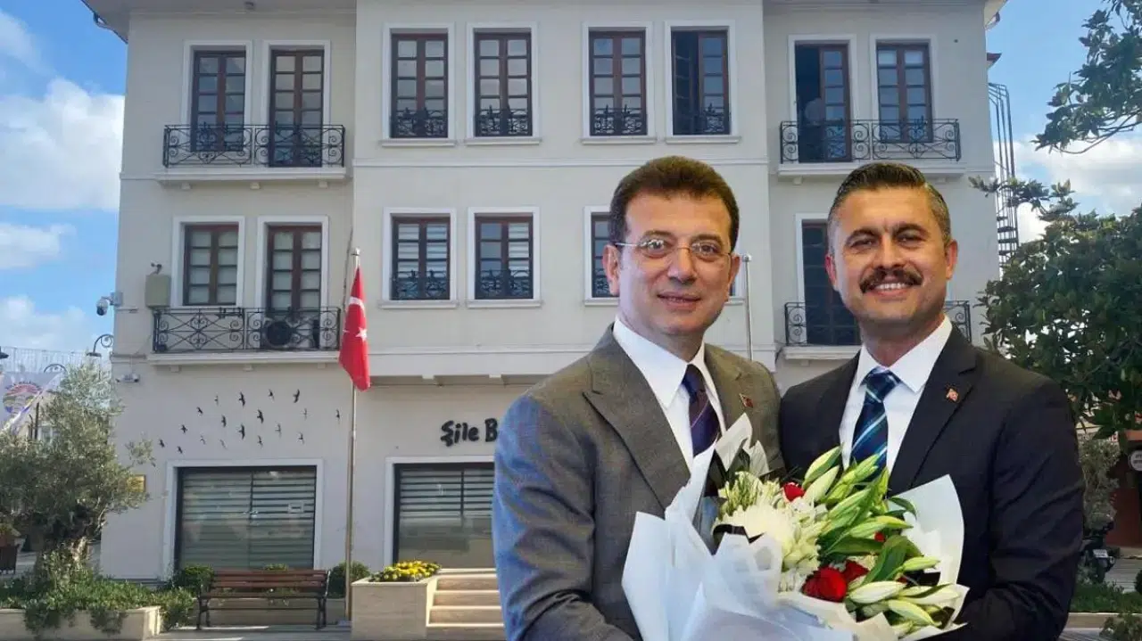 CHP'li Yönetimin Skandalı Ortaya Çıkardı: 652 Sayfalık Belgelerle Rüşvet Listeleri Telefonlarda Tespit Edildi!