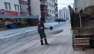 Oltu'da Buzlanmayı Önlemek İçin Erken Saatlerde Tuzlama Çalışmaları Başladı