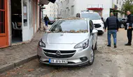 Kuvvetli rüzgar paniği! Binadan kopan beton parçaları otomobilin üzerine düştü