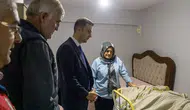Çayeli Kaymakamı Sertaç Kırçuval, Dünya Yaşlılar Günü'nde büyükleri evlerinde ziyaret etti