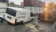 İSKİ'nin yaptığı yol yağışa dayanamadı! Araçlar çukurda mahsur kaldı