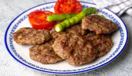 Köfteyi lokum gibi yapan sır! Harcına 1 kaşık eklemek yetiyor