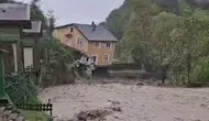 Sapanca'da iki katlı ev aşırı yağışların ardından yıkıldı