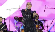 Demet Akalın Aydın'da Tarihi Bir Konser Verdi: 45 Bin Kişilik Mega Koro ile Sahne Aldı!