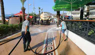 Marmaris'te sahil yolu ve çocuk parklarında temizlik çalışması yapıldı