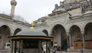 İstanbul'un Kalbinde Yükselen İki Minareli Renkli Taşlarla Dikkat Çeken Cami