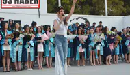 Tuğba Özerk, Ege Üniversitesi Mezuniyet Töreninde Coşku Dolu Performans Sergiledi!