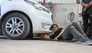 Sanayinin prensesi 7 yıldır arabalarla iç içe! Geleceğin ustaları da onun elinde yetişiyor