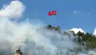 Tarihi Kütahya Kalesi’nin etekleri alev alev yanıyor